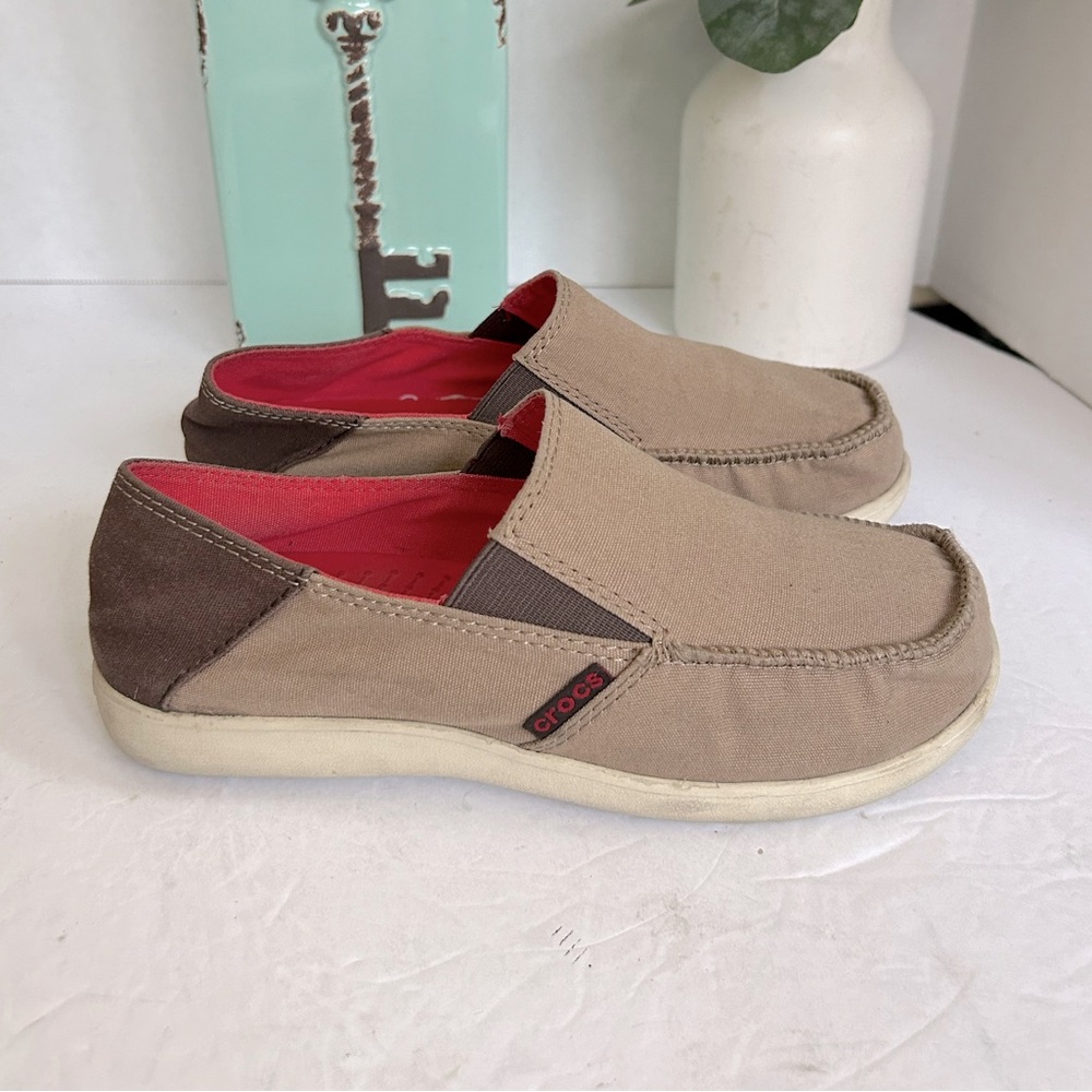 CROCS Canvas Comfort Loafers in Tan. Size 3